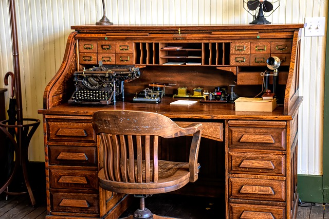 starý psací stůl